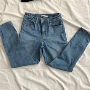 Levi skinny 721 High Rise Skinny size 26. Ankle length